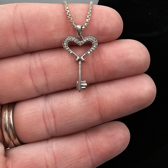 Sterling silver diamond heart key necklace - Picture 4 of 10